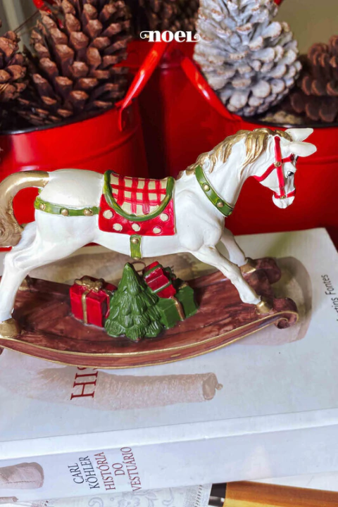 Cavalo balanço resina nude/verde - 10cm