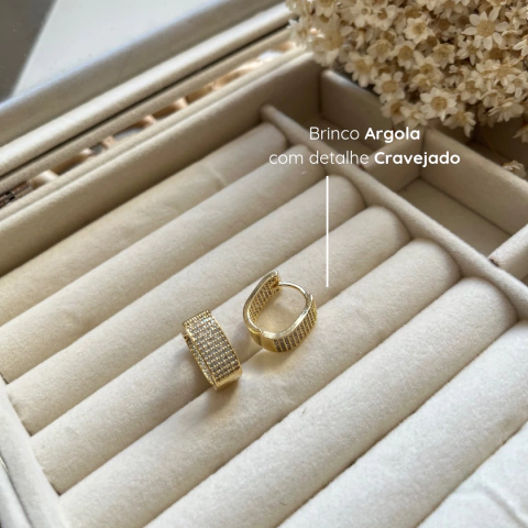Brinco Detalhe Cravejado