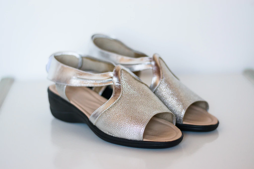 Sandalia Caminata Serena Plata