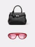 Kit EORA com bolsa preta modelo Onyx e óculos de sol mini com armação vermelha e lentes rosadas