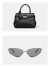 Kit EORA composto por uma bolsa preta modelo estruturado e um óculos de sol moderno com armação metálica prateada e lentes escuras.