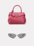 Kit EORA Mini Vértice composto por bolsa de couro rosa e óculos de sol moderno com armação metálica prateada.