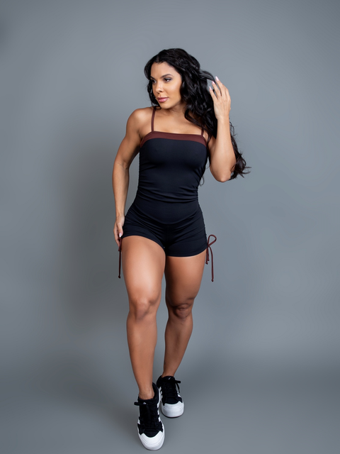 Macacão Curto Preto Com Detalhe Em Rollote