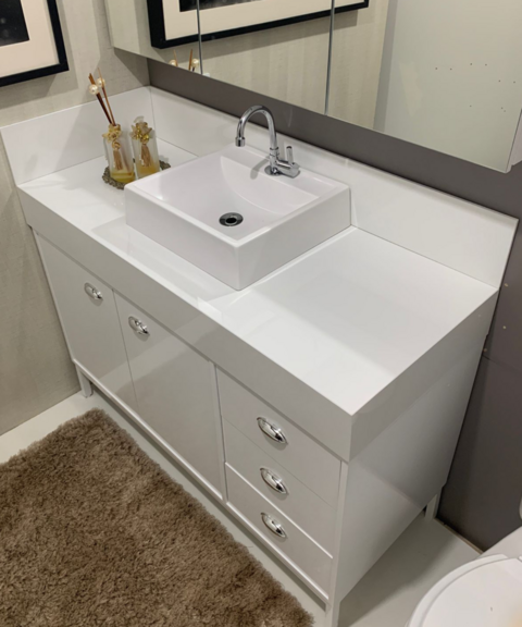 Bancada Porcelanato Polido Branco com Cuba de Apoio em Mármore Sintético Branco 1,20x 0,12 x 0,48