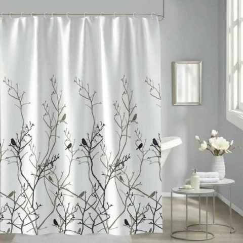 Cortina de baño de raso estampada.