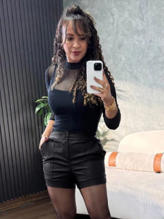 Short Couro Sintetico