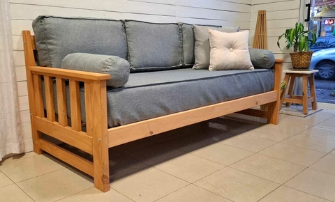 Diván cama Berlín con respaldo set almohadones chenille con fundas desmontables.
