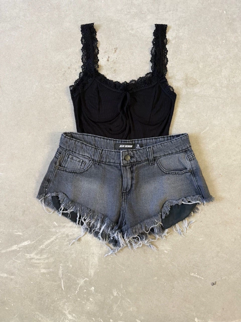 Short Gris Tiro Bajo Desflecado Localizado