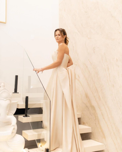 VESTIDO LONGO COM PREGAS LAMINADO OURO