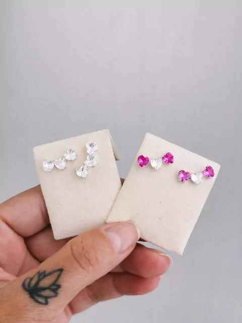 Brinco três corações em zircônia rosa e branco