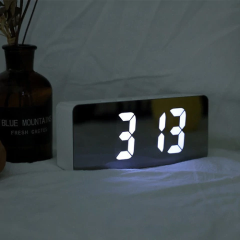 Reloj Despertador DIGITAL LED , USB y PILA. Su visor espejado otorga diseño y prestigio a tu espacios. Ideal para mesas de luz.
