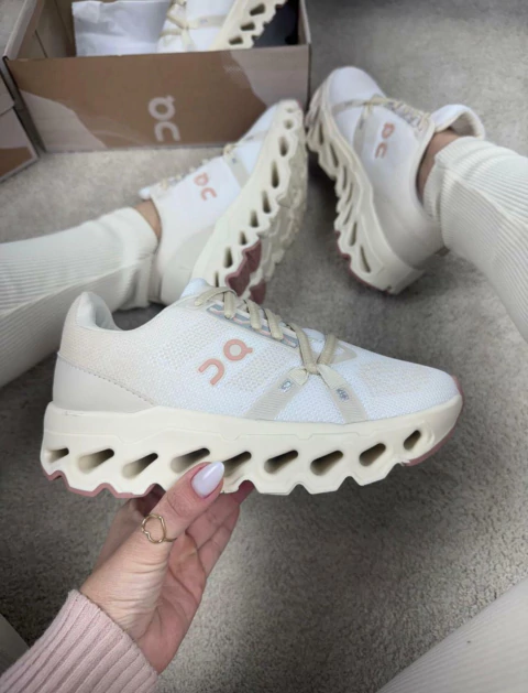 On Cloud The Best V2 Branco com Rosa