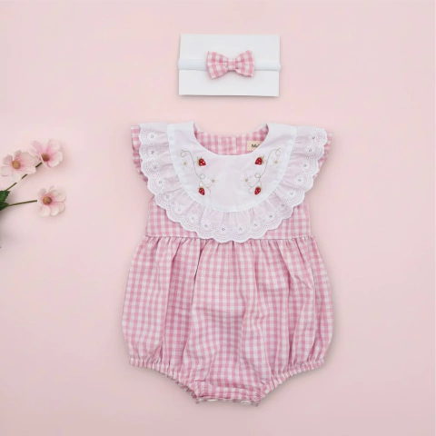 ROMPER MONICA: ROMPER XADREZ COM BORDADO MORANGOS - comprar online