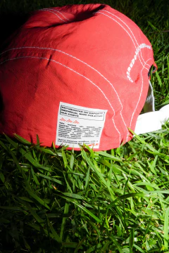 Boné Vermelho - Costura Branca na internet