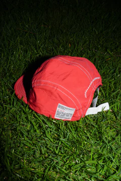 Boné Vermelho - Costura Branca - comprar online