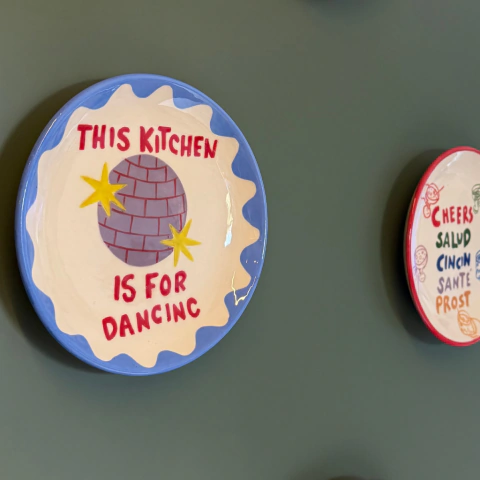 PRÉ VENDA - PRATO DECORATIVO: THIS KITCHEN IS FOR DANCING