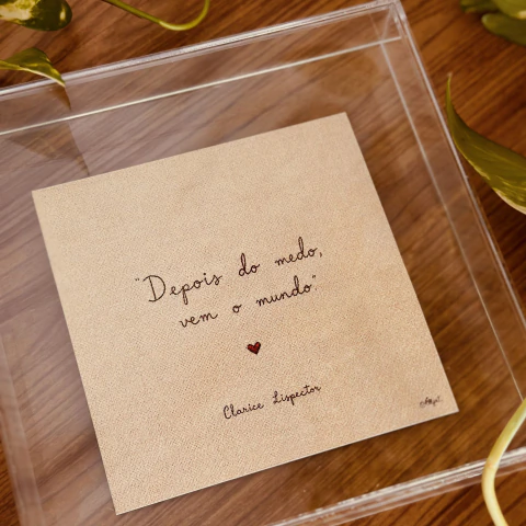 Depois do Medo, Vem o Mundo ✦ Fine Art em Moldura Acrílica