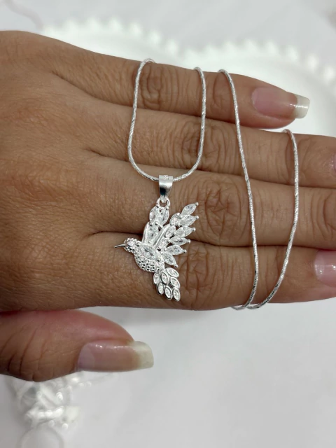 Colibrí con piedras blancas