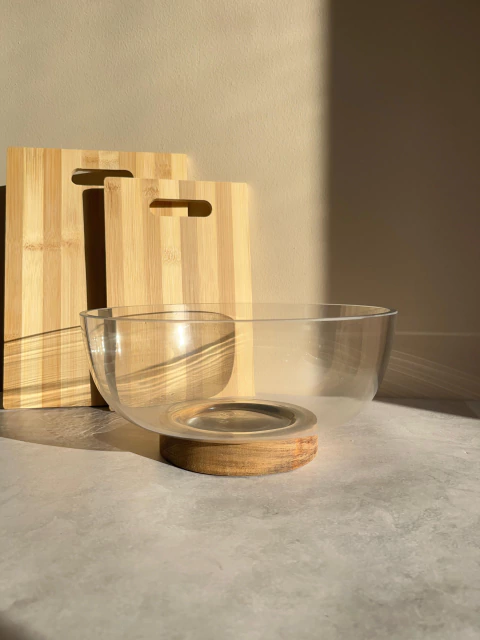 ENSALADERA DE VIDRIO CON BASE DE MADERA