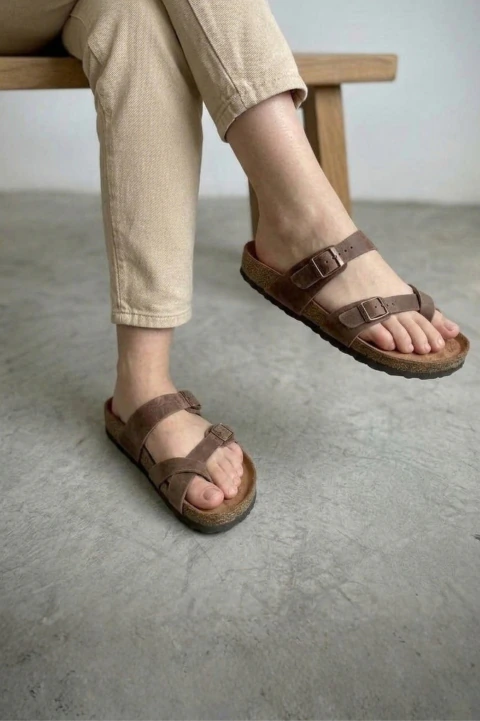 BIRK CUERO SURI CHOCO