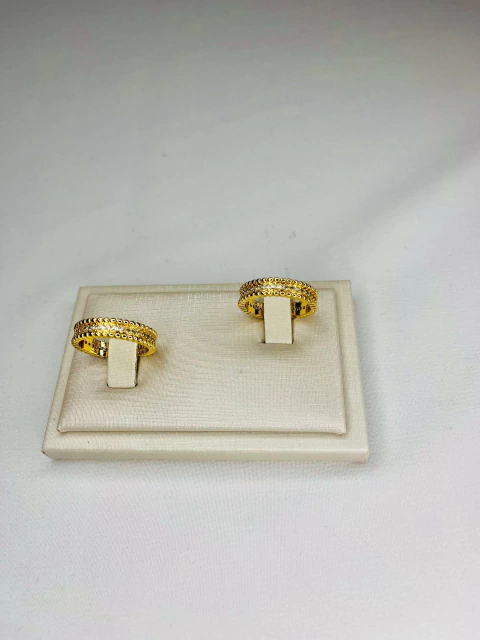 Anel Cravejado com pedras de Cristal