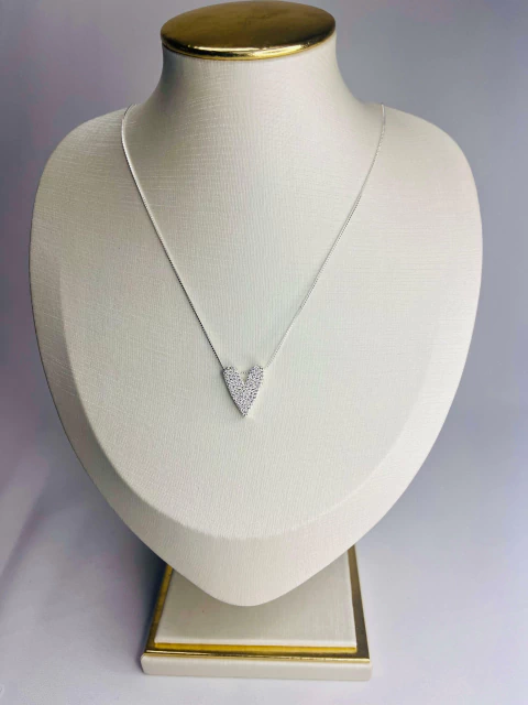 Colar Coração Cravejado com Microzircônia Folheada a Prata 925