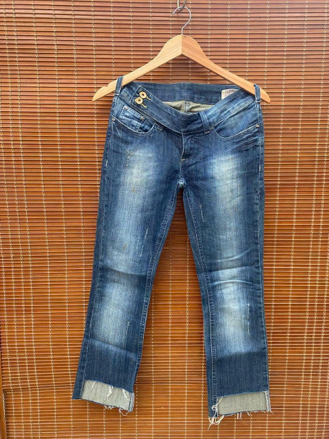 Jeans Cintura Baixa e barra cortada – M.Officer - comprar online