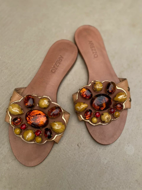 Sandália Rasteira com Pedraria – Arezzo