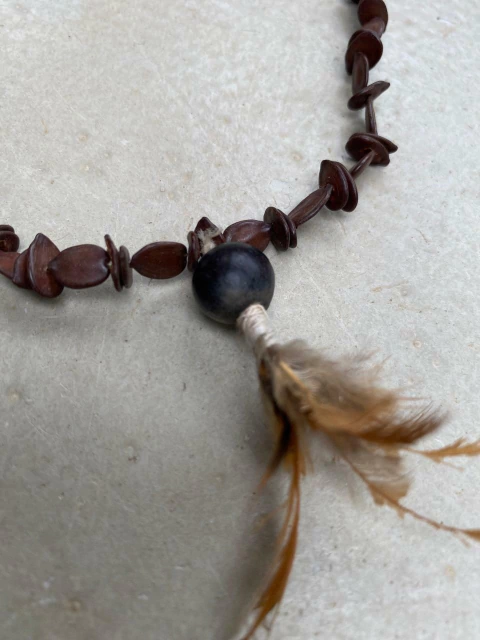 Colar Artesanal Indígena de Sementes com Pingente de Penas