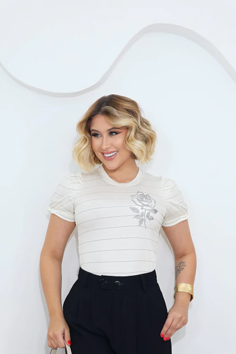 T-shirt fios de lurex com bordado de rosa - comprar online