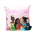 Almofada decorativa 40x40 cm com estampa de princesas em fundo rosa, ideal para quartos infantis.
