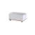 Baú Doug branco com detalhes em madeira, ideal para organizar brinquedos, com rodas e alças laterais.