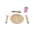 Conjunto de brinquedo infantil com copo verde, talheres e prato de madeira, ideal para brincar de cozinha.