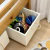 Baú Doug branco com detalhes em madeira, ideal para organizar brinquedos, com rodas e alças laterais.