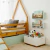 Baú Doug branco com detalhes em madeira, ideal para organizar brinquedos, com rodas e alças laterais.