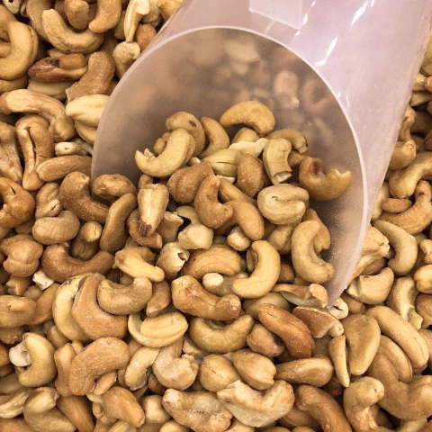 Castanha de caju média com sal 100g - comprar online