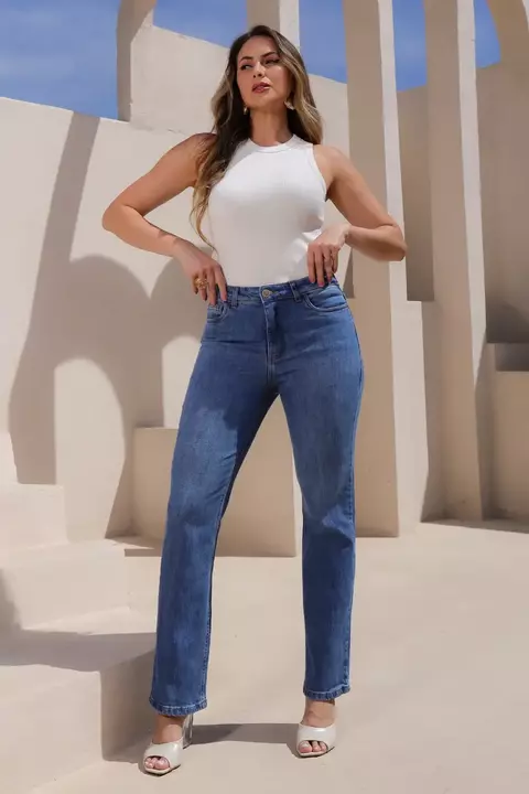 CALÇA RETA COM BORDADO LAVAGEM CLARA