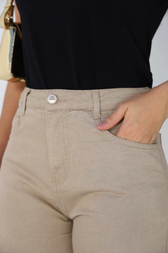 CALÇA CAPRI LINHO CAQUI DET BARRA - Jeans Feminino de Alta Qualidade - Windster