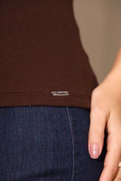 REGATA CANELADA FEMININA BASIC MARROM - loja online