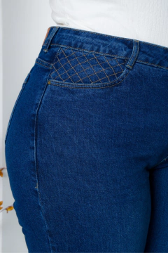 CALÇA RETA PLUS SIZE ESCURA MYYSSE na internet