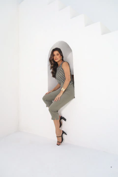 CALÇA CAPRI LINHO VERDE OLIVA DET BARRA na internet