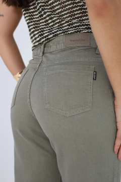 CALÇA CAPRI LINHO VERDE OLIVA DET BARRA