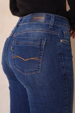 CALÇA SKINNY COM BORDADO DEMAX - Jeans Feminino de Alta Qualidade - Windster