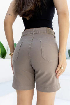 BERMUDA MEIA COXA SARJA CAQUI