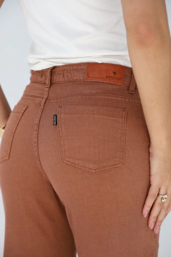 Imagem do CALÇA CAPRI LINHO MARROM DET BARRA