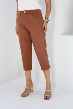 CALÇA CAPRI LINHO MARROM DET BARRA na internet