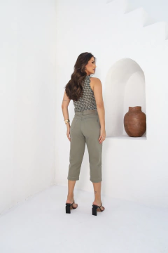 Imagem do CALÇA CAPRI LINHO VERDE OLIVA DET BARRA