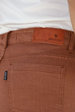 CALÇA CAPRI LINHO MARROM DET BARRA