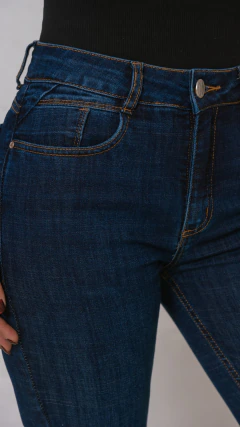 CALÇA BOOT-CUT JEANS BARRA LARGA COM RECORTES na internet