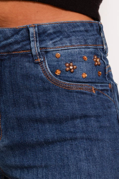 CALÇA JEANS RETA COM PEDRARIA na internet